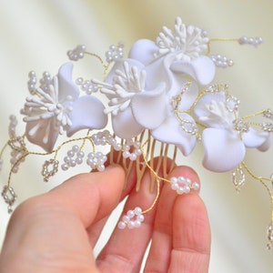 Floral white hair comb, Bridal decorative hair clip, Delicate ivory flower headpiece, Wedding hair accessory, Bridesmaids gift
