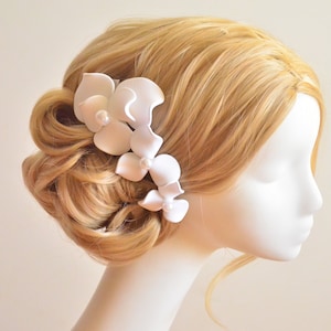 Unique fascinator, Simple headpiece for a bride, Floral hair piece, Hat alternative , Bridesmaids hair clip, Hair comb with simple flowers, imagem 7