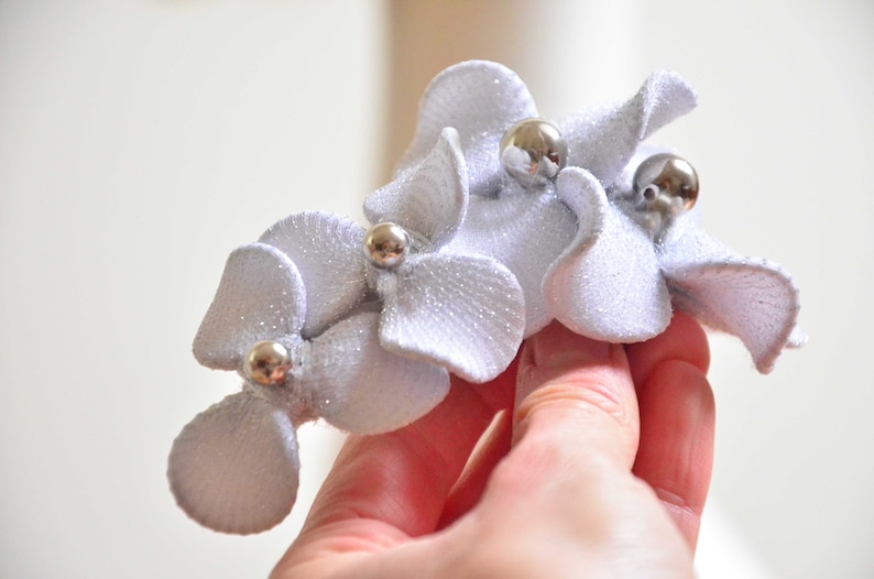 Bibi ivoire, coiffe simple pour une mariée, coiffe florale, alternative au chapeau, barrette à cheveux pour demoiselles d'honneur, peigne à cheveux avec fleurs simples, image 5