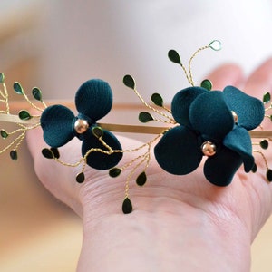 Diadema floral verde oscuro personalizable: elegante accesorio para el cabello con lazo de alambre