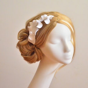 Unique fascinator, Simple headpiece for a bride, Floral hair piece, Hat alternative , Bridesmaids hair clip, Hair comb with simple flowers, image 3