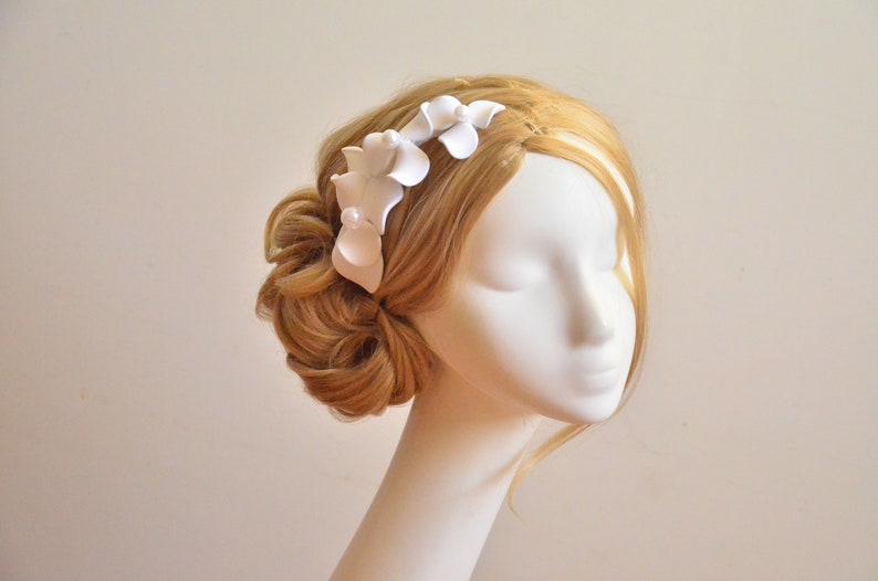 Unique fascinator, Simple headpiece for a bride, Floral hair piece, Hat alternative , Bridesmaids hair clip, Hair comb with simple flowers, imagem 3