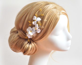 Coiffe florale blanche délicate et inhabituelle décorée de perles, barrette à cheveux de première communion, peigne à cheveux de mariée, liane de cheveux de mariage,