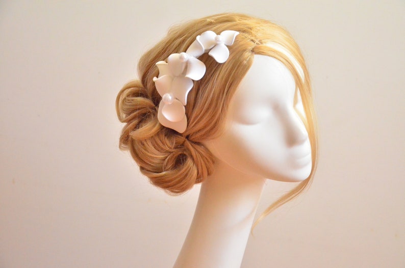 Unique fascinator, Simple headpiece for a bride, Floral hair piece, Hat alternative , Bridesmaids hair clip, Hair comb with simple flowers, imagem 1