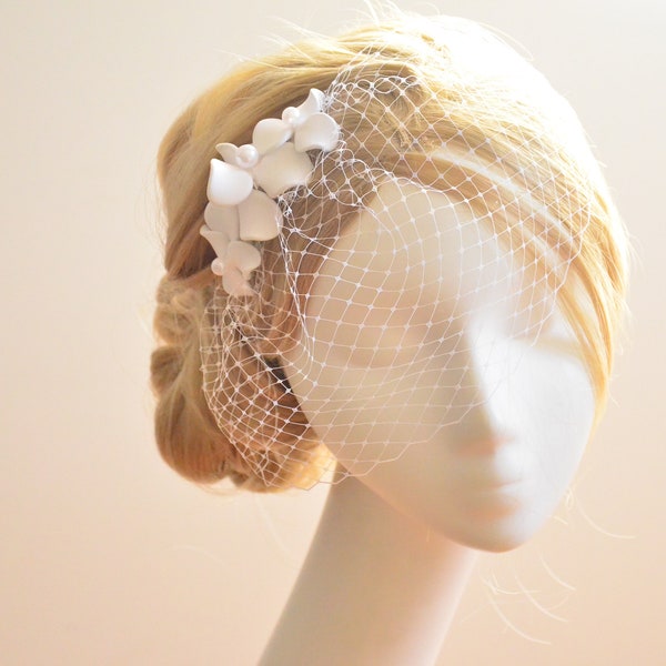 Simple petite birdcage veil with floral mini headpiece, Unique bridal hair clip with mini veil netting, Wedding hair accessories,