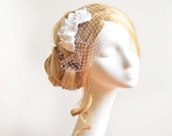 Petite birdcage veil with floral simple headpiece, Simple birdcage veil, Flowers with veil,  Bridal hair clip, Wedding hair accessories