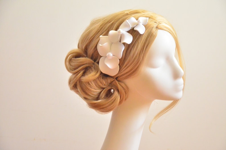 Unique fascinator, Simple headpiece for a bride, Floral hair piece, Hat alternative , Bridesmaids hair clip, Hair comb with simple flowers, image 2