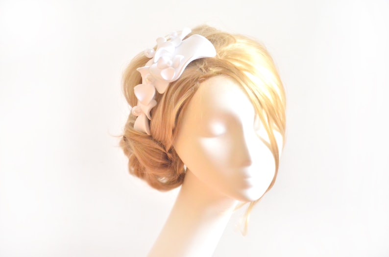 Weißer großer Fascinator, Einfache Hutalternative für eine Braut, Einzigartige Hochzeit Haarschmuck, Mini Hut, Hochzeit Fascinator Bild 3