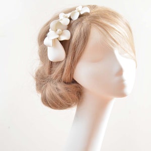 Bibi ivoire, coiffe simple pour une mariée, coiffe florale, alternative au chapeau, barrette à cheveux pour demoiselles d'honneur, peigne à cheveux avec fleurs simples, image 2