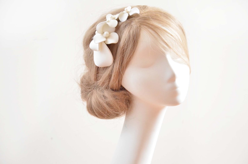 Bibi ivoire, coiffe simple pour une mariée, coiffe florale, alternative au chapeau, barrette à cheveux pour demoiselles d'honneur, peigne à cheveux avec fleurs simples, image 2