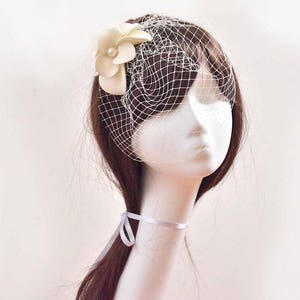 Elfenbein mini Blumen Fascinator mit Perlen, Braut Stirnband mit Blumen, Hochzeit Haarschmuck, Brautjungfer Geschenkidee Bild 3