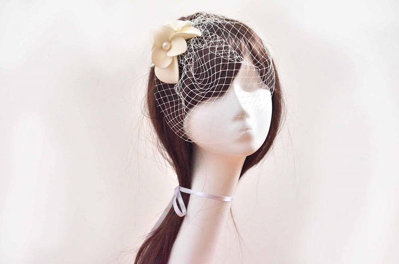 Elfenbein mini Blumen Fascinator mit Perlen, Braut Stirnband mit Blumen, Hochzeit Haarschmuck, Brautjungfer Geschenkidee Bild 3