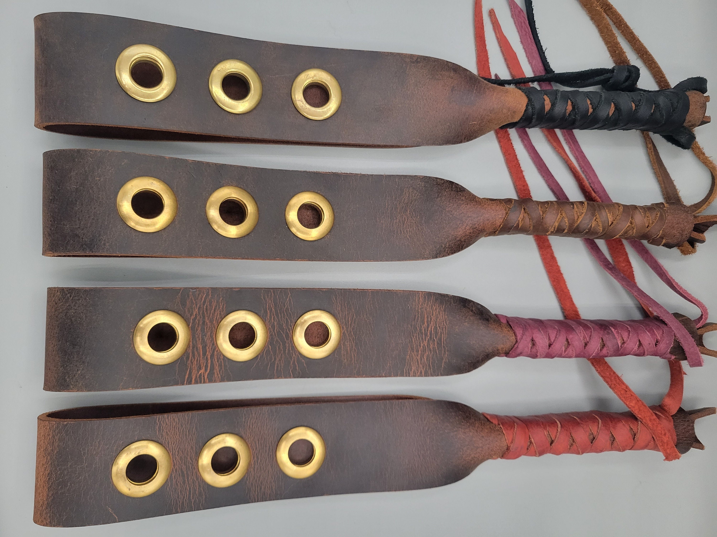 ハンドスパンキング BDSM 本革スパンキングパドル | 「ヘビーメタル」極限の罰懲罰、真鍮製グロメット付き、インパクトプレイ、大人向けフェチ 15インチ x 2インチ  - Etsy 日本