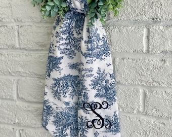 Monogrammierte Kranz-Schärpe - Kundenspezifische Kranz-Schärpe - Chinoiserie-Kranz-Schärpe - personalisiertes Geschenk - Monogrammiertes Geschenk - Geschenk zur Hochzeit
