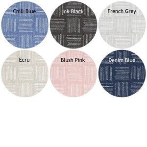 Peut inclure: Six &eacute;chantillons de tissu avec des motifs g&eacute;om&eacute;triques blancs sur des fonds de couleurs diff&eacute;rentes&nbsp;: bleu froid, noir encre, gris fran&ccedil;ais, &eacute;cru, rose poudr&eacute; et bleu denim.
