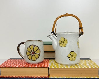 Tetera y taza de café o té de cerámica Otagiri vintage con motivo de flores amarillas