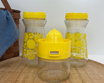 Vintage Anchor Hocking - Juego de 2 jarras de vidrio con cubierta de plástico amarillo, 1 exprimidor de plástico amarillo Gemco/recipiente con fondo de vidrio