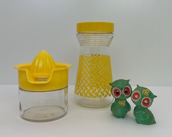Vintage Anchor Hocking - 1 unidad - Jarra para jugo de vidrio cubierta de plástico amarillo, 1 exprimidor de plástico amarillo Gemco/recipiente con fondo de vidrio