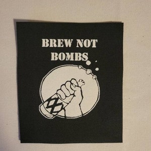 Könnte beinhalten: Schwarz-weißes Bügeleisen-Patch mit dem Text "Brew Not Bombs" und einer Grafik einer Hand, die eine Flasche mit Blasen hält, die aus der Oberseite kommen.