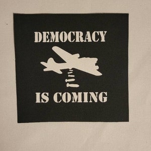 La democracia viene parche