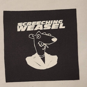Puede incluir: Parche bordado en blanco y negro con el texto "SCREECHING WEASEL" y una imagen de dibujos animados de una comadreja con traje.