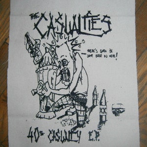 Puede incluir: Ilustración en blanco y negro de un personaje punk rock sosteniendo una botella de cerveza con el texto "The Casualties 40 oz. Casualties E.P." y "There's gotta be some beer in here!"