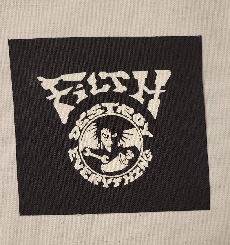 K&ouml;nnte beinhalten: Schwarz-wei&szlig; gestickter Patch mit dem Text "FILTHY" &uuml;ber einem Kreis mit dem Text "DESTROY EVERYTHING" und einer Grafik einer Person mit einem Schraubenschl&uuml;ssel und einer Spr&uuml;hdose.