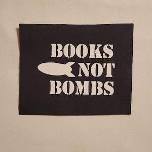 Books Not Bombs Aufnäher