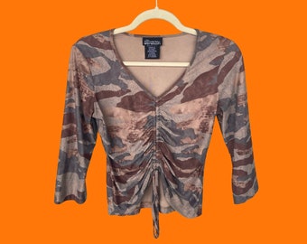 90's 00's vintage camouflage ruches bodycon 3/4 mouw y2k top KLEIN geen grenzen