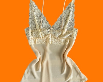 Lencería vintage de gasa y encaje amarillo bebé estilo años 2000, vestido lencero Y2K, talla M.