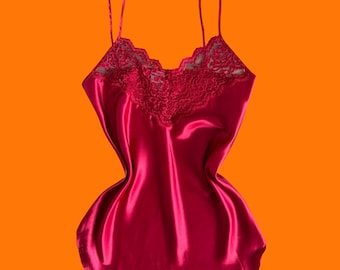 Vestido lencero vintage de encaje y satén rojo de los años 90, talla PEQUEÑA, estilo romántico.