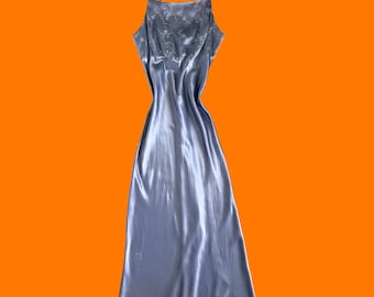 Vintage maxi-jurk uit de jaren 90 van lichtblauw satijn met bloemenborduursel, geschikt voor een gala (11/12).