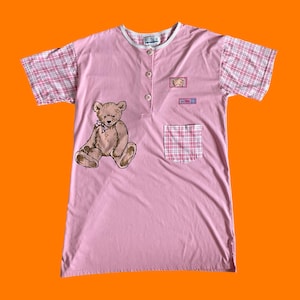 Camisón extragrande de manga corta con diseño Henley de oso de peluche a cuadros rosas vintage de los años 90, vestido de pijama MEDIANO, ropa de dormir