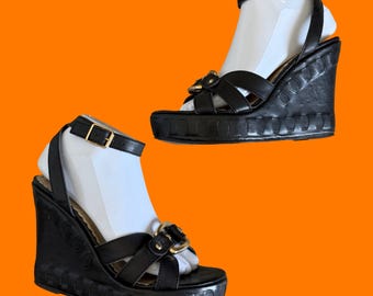 Sandálias plataforma vintage pretas com tira no tornozelo, estilo anos 2000, tamanho 8,5 (EUA), da Juicy Couture.