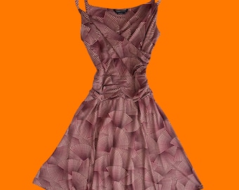 00-tals vintage mörkröd och beige abstrakt tryckt rynkad överdel med sänkt midja, ärmlös klänning från Y2K LARGE bcbg max azria