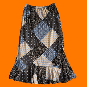 Falda larga bohemia de malla con patchwork, estilo vintage de los 90, con estampado de granola y motivos naturales. TALLA GRANDE.