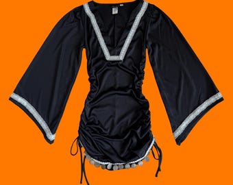 Vestito corto aderente in stile boho vintage nero anni 2000 con maniche a campana, arricciato, frange e medaglione, stile Y2K, PICCOLO, da ragazza dei sogni