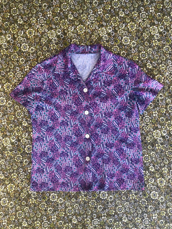 pink Vintage 1960s Button-Up Shirt: Purple and white psychedelic pattern with purple velvet collar turquoise