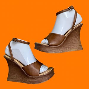90's 00's vintage tan dark camel brown leather strappy ankle strap wooden y2k wedge sandals heels EU 39 Aldo