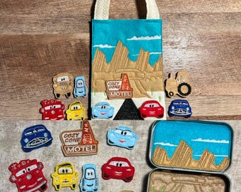 Juego de coches de fieltro con bolsa de transporte o lata de caramelos – Juguete bordado a mano. Por favor, especifique si desea bolsa de transporte o lata de caramelos al realizar su pedido.