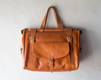 Doctors bag and weekend bag for men and women, handmade leather. A travel, shoulder or duffle bag in vegetable tanned leather duffel bag