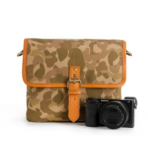 Borsa fotocamera DSLR con inserto e involucro. borsa con fotocamera a spalla per uomo e donna in pelle con rivestimento in tela in marrone chiaro. dimensioni compatte