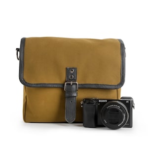 DSLR-cameratas met inzetstuk en hoes. schoudercameratas voor dames en heren van leer met canvas voering in lichtbruin. compact formaat: