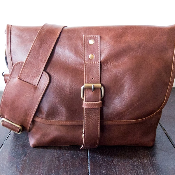 Leather messenger bag in brown. Womens handmade shoulder and cross body bag prefect everyday fold over bag in genuine leather. brown