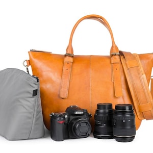 HINAKO Kamera - DSLR Kameratasche mit Einsatz. Kameratasche oder Messenger Bag für Damen aus echtem Leder in hellbraun. Jubiläumsgeschenk