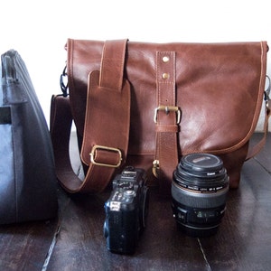 Bolso pequeño para cámara DSLR tipo mensajero con inserto acolchado y desmontable para cámara, Cuerpo en cuero marrón suave genuino, Todo hecho a mano - UNiSEX