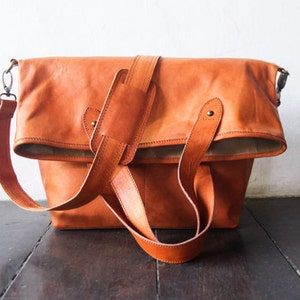 Sac de messager et fourre-tout en cuir pour hommes et femmes, épicerie et sac à couches faits à la main, sac à provisions pour corps croisé, sac de yoga ou de plage.