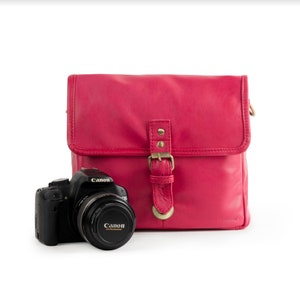 Borsa fotocamera DSLR con inserto e involucro. borsa con telecamera a tracolla per uomo e donna in pelle con fodera in tela in rosa. dimensioni compatte