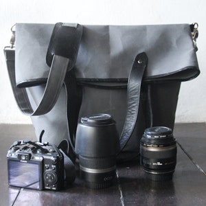 Dslr Camera Bag with Insert, Fold Over, sac de messager en toile ciré, sac à main, toile cirée avec détails en cuir, unisexe, couleur grise Grande