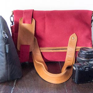 Dslr Camera Bag avec Insert, Fold Over, sac messager en toile cirée, fourre-tout, toile cirée avec détails en cuir, unisexe, Red SMALL